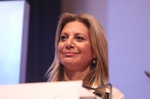 Καρυστιανού για Τσίπρα: «Νομίζει ότι τρώμε κουτόχορτο ή ότι έχουμε μνήμη χρυσόψαρου»