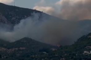 Βελτιωμένη η εικόνα της πυρκαγιάς στην Περαχώρα Κορινθίας