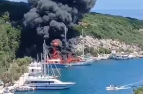 Παξοί: Φωτιά σε δύο σκάφη στο λιμάνι Γάιος	