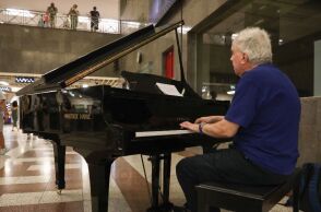 Αν σας άρεσε το πιάνο στο Μετρό Συντάγματος, έρχονται εκπλήξεις 