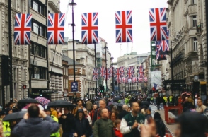 Δέκα χρόνια μετά το Brexit, τα δύο τρίτα των Βρετανών πιστεύουν ότι είχε αρνητικό αντίκτυπο για τη χώρα τους	