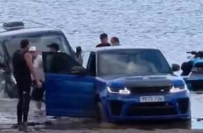 Βρετανία: Βούλιαξε πανάκριβο τζιπ προσπαθώντας να σώσει βαν από την παλίρροια