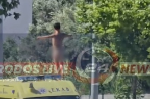 Ρόδος: Ολόγυμνός τουρίστας σκαρφάλωσε σε ασθενοφόρο και πήδηξε στον δρόμο
