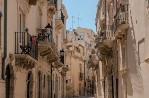 Το όνειρο του σπιτιού του ενός ευρώ στην Ιταλία: Ευκαιρία ή μια ακριβή παγίδα;