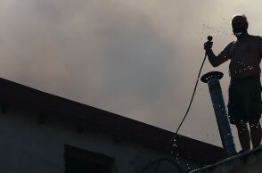 Μεγάλη η φωτιά στο Δερβένι Ωραιοκάστρου: Ένας νεκρός και μια εγκαυματίας στο Ιπποκράτειο
