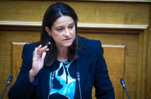 Συντάξεις χηρείας: Καταργείται οριστικά η περικοπή τους μετά την πάροδο τριετίας - Τι ανακοίνωσε η Νίκη Κεραμέως