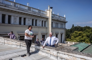 Ο Κωνσταντίνος Τασούλας στη στέγη του Προεδρικού Μεγάρου για να ελέγξει τις εργασίες συντήρησης