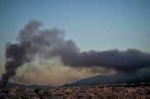 Κυκλοφοριακές ρυθμίσεις λόγω φωτιάς στο παλιό κτίριο του Μπάτμιντον στο Γουδή - 112 για τους καπνούς 