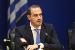 Κόντρα Κώτσηρα - Κωνσταντοπούλου στη Βουλή για τη στάση του Δημοσίου στη δίκη των Τεμπών