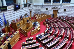 Αναθεώρησης του Συντάγματος: «Ναι» από τη ΝΔ, «παρών» και «όχι» από ΠΑΣΟΚ, «όχι σε όλα» από την αντιπολίτευση 