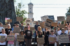 Διαδηλώσεις για τρίτη συνεχόμενη μέρα στην Ουκρανία μετά την αποπομπή του υπουργού Άμυνας 