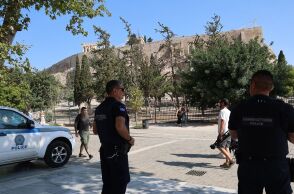 Επίθεση με μαχαίρι στην Ακρόπολη: «Ξαφνικά την είδαμε με αίματα» - Τι λένε αυτόπτες μάρτυρες