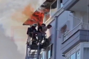 Βίντεο-σοκ από τρομακτική διάσωση σε φλεγόμενη πολυκατοικία στην Τουρκία -