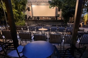 Η αυλή του Επί Κολωνώ γίνεται θερινό σινεμά