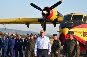 Επίσκεψη Δένδια στη Μοίρα Πυροσβεστικών Αεροσκαφών και στη Μοίρα Συντήρησης στην Ελευσίνα