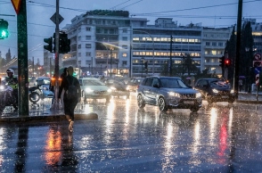 Καιρός: Απότομη πτώση της θερμοκρασίας αύριο - Κακοκαιρία με βροχές και καταιγίδες 