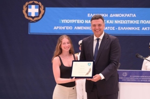Ο Βασίλης Κικίλιας βράβευσε την ναυαγοσώστρια Σοφία Κασπίρη – Είχε σώσει 7 άτομα στην Κεφαλονιά
