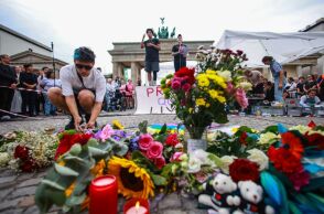 Βερολίνο: Χιλιάδες στην Πύλη του Βρανδεμβούργου μετά την αιματηρή επίθεση στο Pride