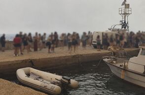 Δραματικές στιγμές στη Βοιωτία: Απεγκλωβίζεται κόσμος από την παραλία, με πλωτά μέσα η εκκένωση