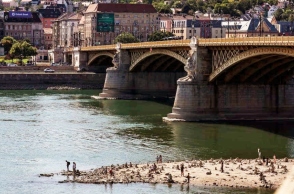 Ρεκόρ χαμηλής στάθμης στον Δούναβη - Καύσωνας και ξηρασία πλήττουν τουρισμό και βιομηχανία