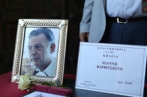 Το τελευταίο αντίο στον Ιωάννη Βαρβιτσιώτη - Συγκίνηση στον τελευταίο αποχαιρετισμό στη Μητρόπολη Αθηνών