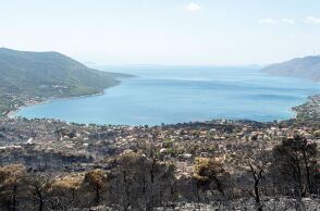 Χωρίς ενεργό μέτωπο η φωτιά στη Δυτική Αττική - Μάχη με τις αναζωπυρώσεις σε 144.243 καμένα στρέμματα