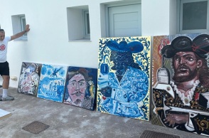 Ο Απόστολος Χαντζαράς με τα έργα που δημιούργησε στην Πάτμο