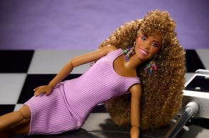 Σε Barbie μετατράπηκε η Γουίτνεϊ Χιούστον με μοβ φόρεμα και πολύχρωμα σκουλαρίκια