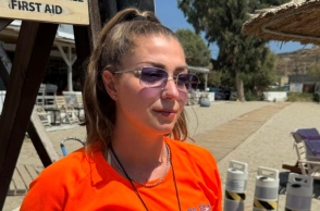 Ναυαγοσώστρια στη Σύρο έσωσε 16χρονη που τραυματίστηκε πέφτοντας από τον μώλο στην παραλία της Βάρης