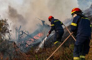 Έξι συλλήψεις για εμπρησμούς από αμέλεια – Πέταξε αναμμένο τσιγάρο και άλλος άναψε φωτιά για να μαγειρέψει