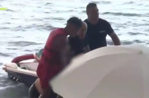 Χαλκιδική: Η στιγμή που ναυαγοσώστης σώζει πυροσβέστη που έχασε τις αισθήσεις του στη θάλασσα