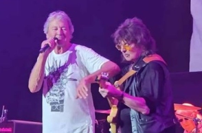 Ο Ritchie Blackmore ερμηνεύει το «Smoke on the Water» με τους Deep Purple για πρώτη φορά από το 1993