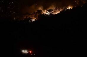 Μάχη με τις φλόγες κατά τη διάρκεια της νύχτας δίνουν οι πυροσβέστες
