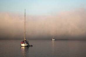 Sea smoke στην Κίμωλο έφερε πυκνή ομίχλη στο νησί και στη θάλασσα
