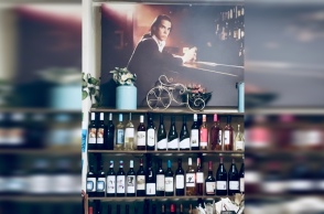 Ο Nick Cave μένει σ’ ένα παντοπωλείο της Θεσσαλονίκης