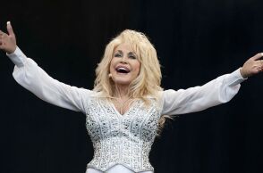 Ντόλι Πάρτον: Η άγνωστη ιστορία πίσω από το «I Will Always Love You» που απογείωσε η Γουίτνεϊ Χιούστον