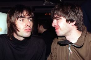 Oasis: Φωτογραφία των Λίαμ και Νόελ Γκάλαχερ έγινε πίνακας 1,9 εκατ. δολαρίων