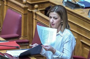 Αγαπηδάκη κατά Κωνσταντοπούλου: «Μπορούσατε να προτείνετε γυναίκα, αλλά επιλέξατε τον Χουρδάκη»