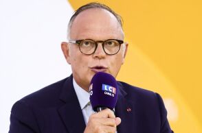 Γαλλία: Ο Εντουάρ Φιλίπ ζητά νέο κόμμα για να φράξει τον δρόμο στη Λεπέν