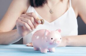 Κουμπαράς για τη νέα γενιά: Πώς μπορεί να φτάσει μέχρι και τις 93.000 ευρώ, τι ισχύει με τον φόρο
