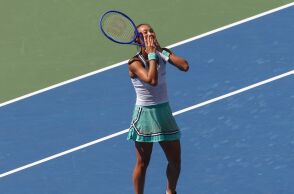Στα προημιτελικά του US Open η φοβερή Ζενγκ – Γύρισε δεύτερη φορά από το 0-5 σε τρεις μέρες και απέκλεισε τη Σφιόντεκ