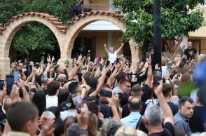 Γιώργος Μαζωνάκης: Με τα τραγούδια του και φωνές «Αθάνατος» το τελευταίο «αντίο» στη Νίκαια