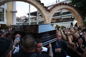 Γιώργος Μαζωνάκης: Με δάκρυα, χειροκροτήματα και φωνές υποδέχθηκαν τη σορό στη Νίκαια