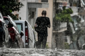 Βροχερός ο καιρός σήμερα με μικρή άνοδο της θερμοκρασίας – Ισχυροί άνεμοι στο Αιγαίο