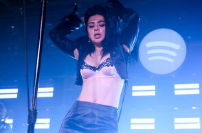 Charli XCX: Η πιο τολμηρή φωτογράφιση της καριέρας της