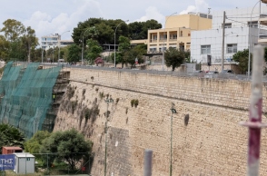 Μάχη για να κρατηθεί στη ζωή δίνει ο 54χρονος που έπεσε από τα Ενετικά Τείχη στο Ηράκλειο