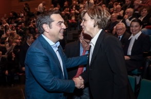 «Να παραδώσει την έδρα της»: Επίθεση ΣΥΡΙΖΑ σε Γεροβασίλη για προσχώρηση στην ΕΛ.Α.Σ. του Τσίπρα