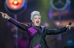 Pink: Μαζεύουν υπογραφές για την απομάκρυνσή της από τη UNICEF – Απέναντί της ο Χαβιέρ Μπαρδέμ