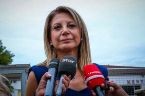 Ελληνικά Hoaxes: Παραπλανητικοί οι ισχυρισμοί Καρυστιανού για την «Κβαντική Ιατρική»