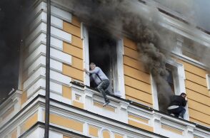 Συγκλονιστικές εικόνες στο Κίεβο: Πολίτες πηδούν από τα παράθυρα του φλεγόμενου κτιρίου της Εθνικής Ακαδημίας Επιστημών 